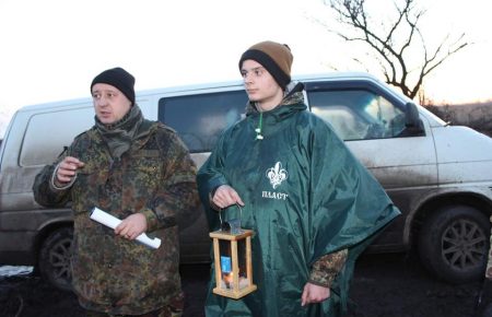 Волонтери передали військовим в зоні АТО Вифлеємський вогонь миру (ФОТО)