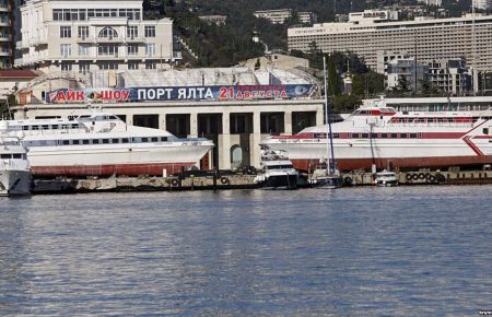 Україна відслідковує судна, що заходять до портів анексованого Криму, — Омелян