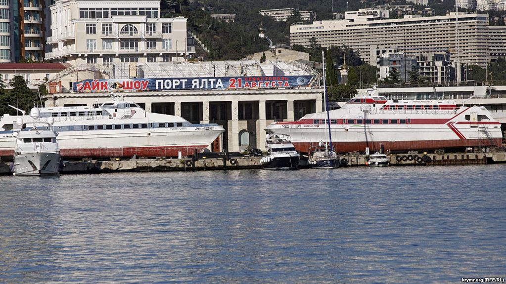 Україна відслідковує судна, що заходять до портів анексованого Криму, — Омелян