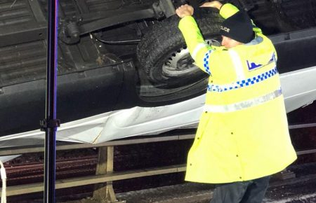 Британський поліцейський утримав вантажівку від падіння з мосту