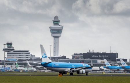 В аеропорті Амстердама поліція стріляла в чоловіка з ножем