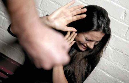 Коли можна вдарити: як молодь ставиться до насильства у стосунках?