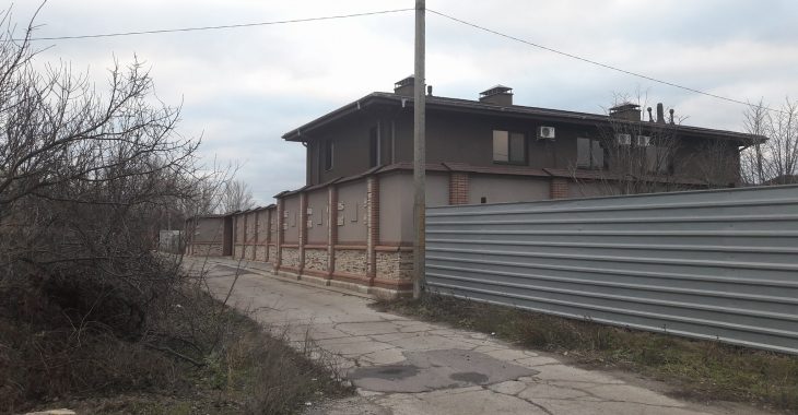 Як виглядає будинок колишнього голови Луганщини у Щасті? (ФОТО) Як виглядає будинок колишнього голови Луганщини у Щасті? (ФОТО)