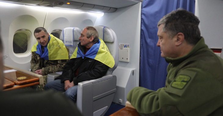 Звільнені з полону українці вилетіли з Харкова до Києва Звільнені з полону українці вилетіли з Харкова до Києва