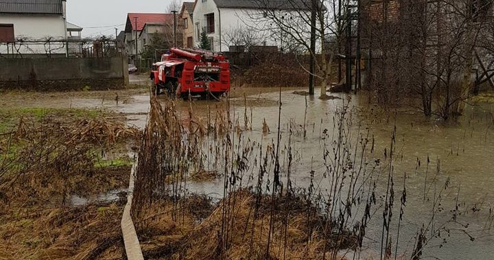 Повінь на Закарпатті: рівень води у річках знижується (ФОТО) Повінь на Закарпатті: рівень води у річках знижується (ФОТО)