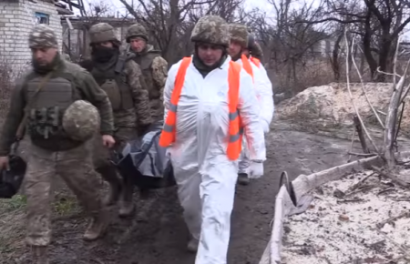 Українські військові евакуювали тіло загиблого супротивника з «сірої зони»  (ВІДЕО)