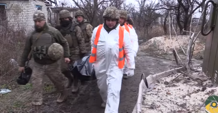 Українські військові евакуювали тіло загиблого супротивника з «сірої зони» (ВІДЕО) Українські військові евакуювали тіло загиблого супротивника з «сірої зони» (ВІДЕО)