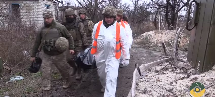 Українські військові евакуювали тіло загиблого супротивника з «сірої зони»  (ВІДЕО)