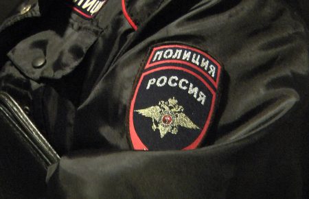 В Росії поліцейського позбавили премії за посмішку