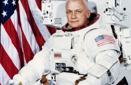Помер американський астронавт, який першим вийшов у відкритий космос без страховки