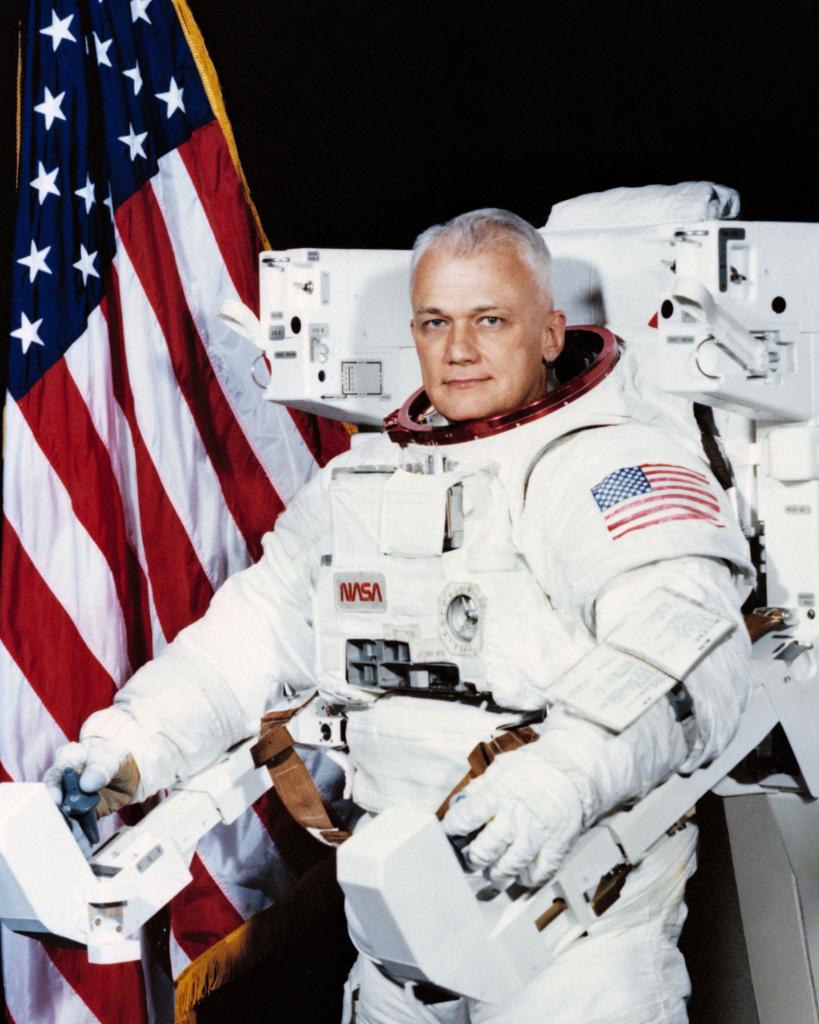 Помер американський астронавт, який першим вийшов у відкритий космос без страховки