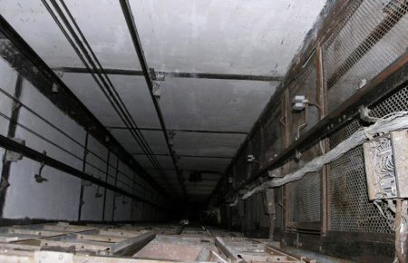 У Львові в ліфтову шахту впала жінка
