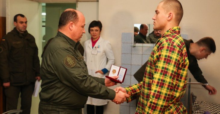 Постраждалі під Жовтневим палацом нацгвардійці отримали нагороди (ФОТО, Відео) Постраждалі під Жовтневим палацом нацгвардійці отримали нагороди (ФОТО, Відео)