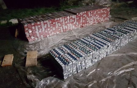 Понад 100 тисяч пачок цигарок знайшли у вантажівці з пиломатеріалами на Закарпатті (ФОТО)