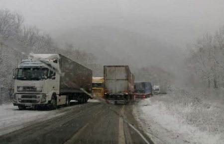 У Київ заборонять в’їзд великогабаритного транспорту 9 січня через снігопад