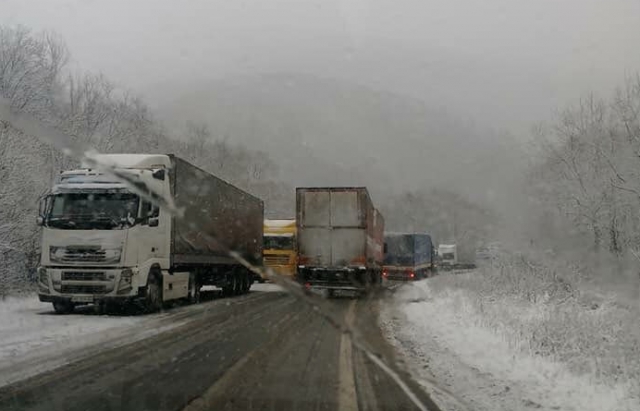 У Київ заборонять в’їзд великогабаритного транспорту 9 січня через снігопад