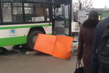 У Москві автобус в’їхав у зупинку, троє постраждалих (ФОТО, Відео)