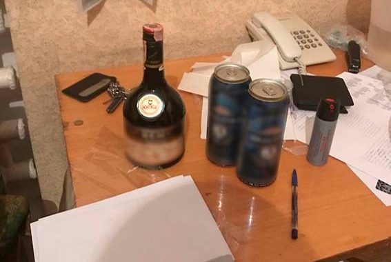 На Кіровоградщині затримали поліцейського, який постачав наркотики арештованим (ФОТО) На Кіровоградщині затримали поліцейського, який постачав наркотики арештованим (ФОТО)