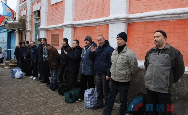 В Луганську відправляють українських полонених на обмін (ВІДЕО) В Луганську відправляють українських полонених на обмін (ВІДЕО)