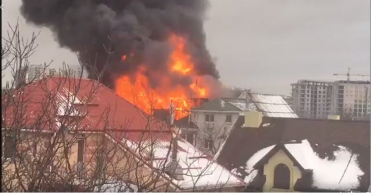 На лівому березі Києва горить двоповерховий будинок На лівому березі Києва горить двоповерховий будинок