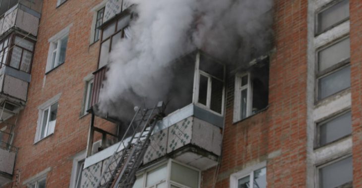 У Маріуполі в результаті пожежі в будинку постраждало двоє людей У Маріуполі в результаті пожежі в будинку постраждало двоє людей