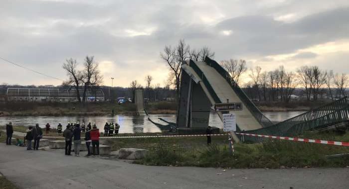 У Празі обвалився пішохідний міст, є постраждалі У Празі обвалився пішохідний міст, є постраждалі