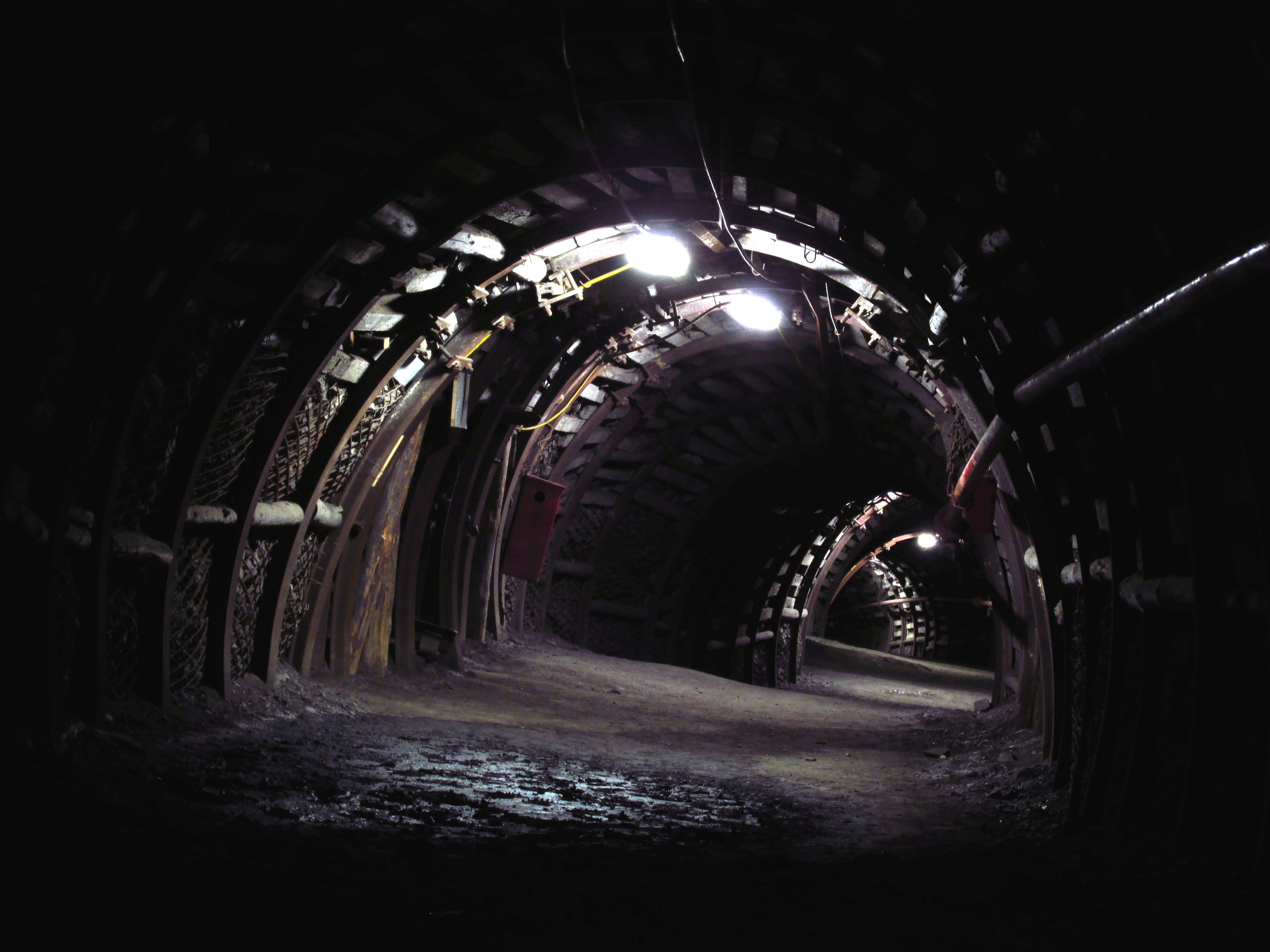 В шахті вимкнули підйомник за борги, коли під землею було 220 шахтарів