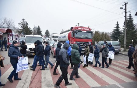 Люди перекрили дороги до трьох пунктів пропуску на Львівщині(ФОТО)