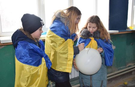 День соборності: У Станиці Луганській школярі та військові підняли до неба стяг(ФОТО)