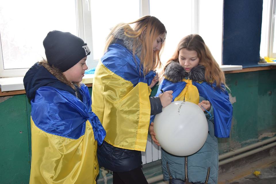 День соборності: У Станиці Луганській школярі та військові підняли до неба стяг(ФОТО)