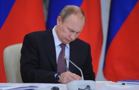 Путін продовжив обмеження на транзит українських товарів територією РФ