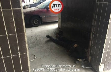 У Києві під стінами лікарні помер бездомний