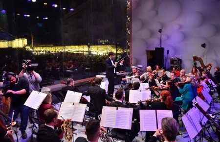 У Києві оркестр на закритті фестивалю грає «Я піду в далекі гори» та світові хіти