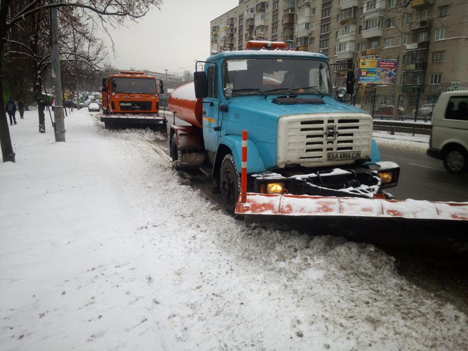 Київ очищує від снігу 291 машина спецтехніки (ФОТО)