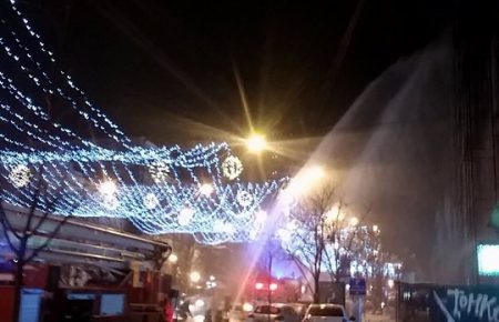 У центрі Києва горить будинок (ФОТО, ВІДЕО)