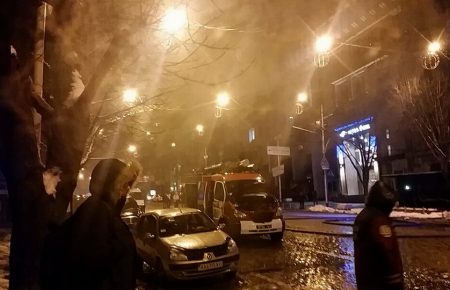 Біля охопленого пожежею будинку у центрі Києва струменем била вода (ФОТО)