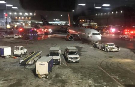 В міжнародному аеропорту Торонто зіштовхнулися 2 літака (ВІДЕО)