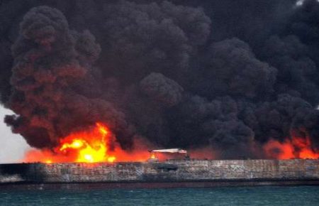 Біля берегів Китаю вже 2 дні горить танкер з нафтою (ФОТО, ВІДЕО)