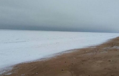 На Арабатській стрілці замерзло море (ВІДЕО)
