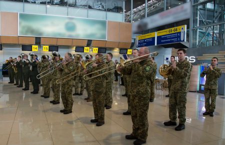 Військові оркестри зіграли на честь «кіборгів» у 9 аеропортах (ВІДЕО, фото)