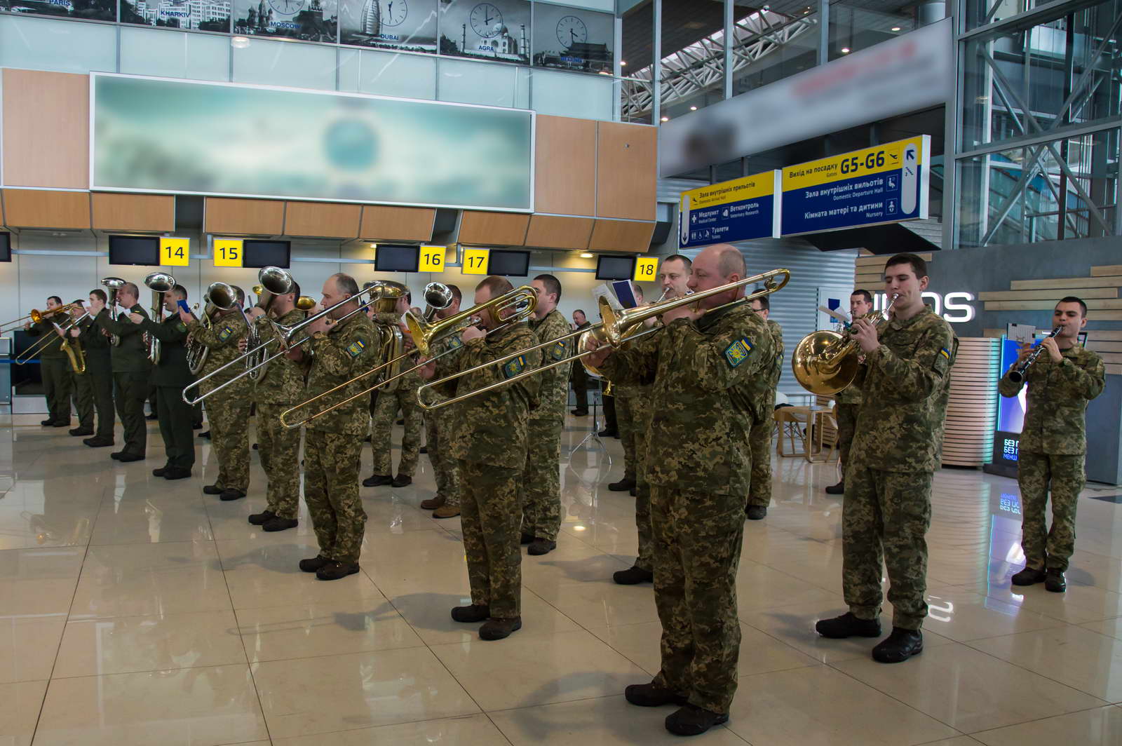 Військові оркестри зіграли на честь «кіборгів» у 9 аеропортах (ВІДЕО, фото)