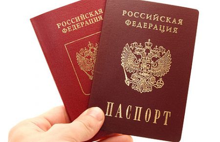 В Росії співробітницю паспортного столу звільнять за реєстрацію одностатевого шлюбу