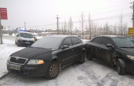 Нечищена дорога 2: нова аварія через сніг на вчорашньому місці під Києвом (ФОТО)