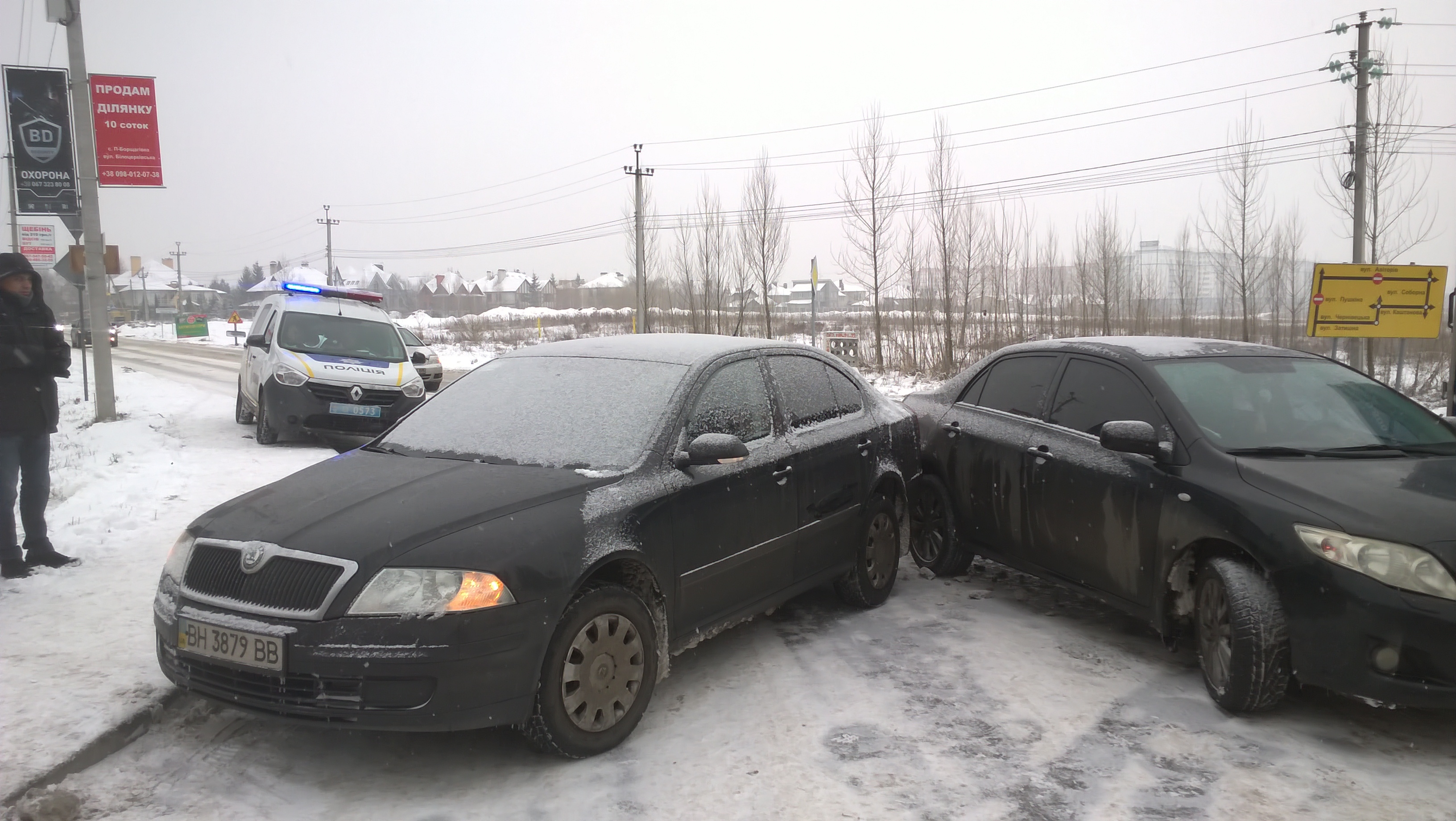 Нечищена дорога 2: нова аварія через сніг на вчорашньому місці під Києвом (ФОТО)