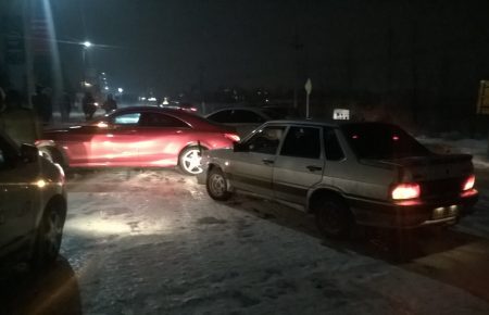 Нечищена дорога: під Києвом через сніг і лід зіткнулися чотири авто (ФОТО)