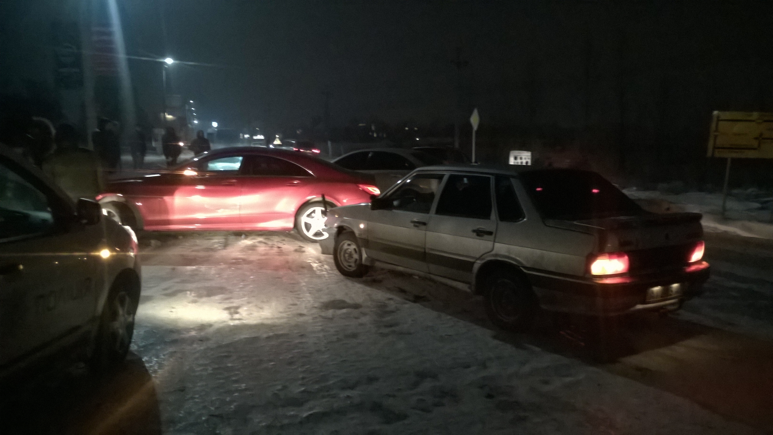 Нечищена дорога: під Києвом через сніг і лід зіткнулися чотири авто (ФОТО)