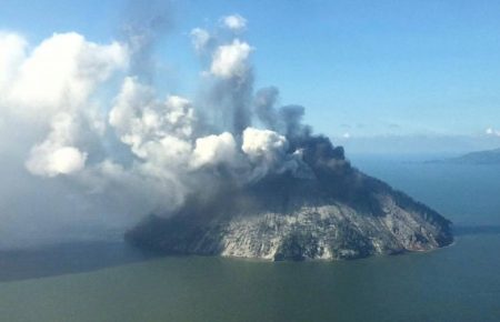 Жителі острова у Папуа Нова Гвінея евакуюються після вибуху вулкана