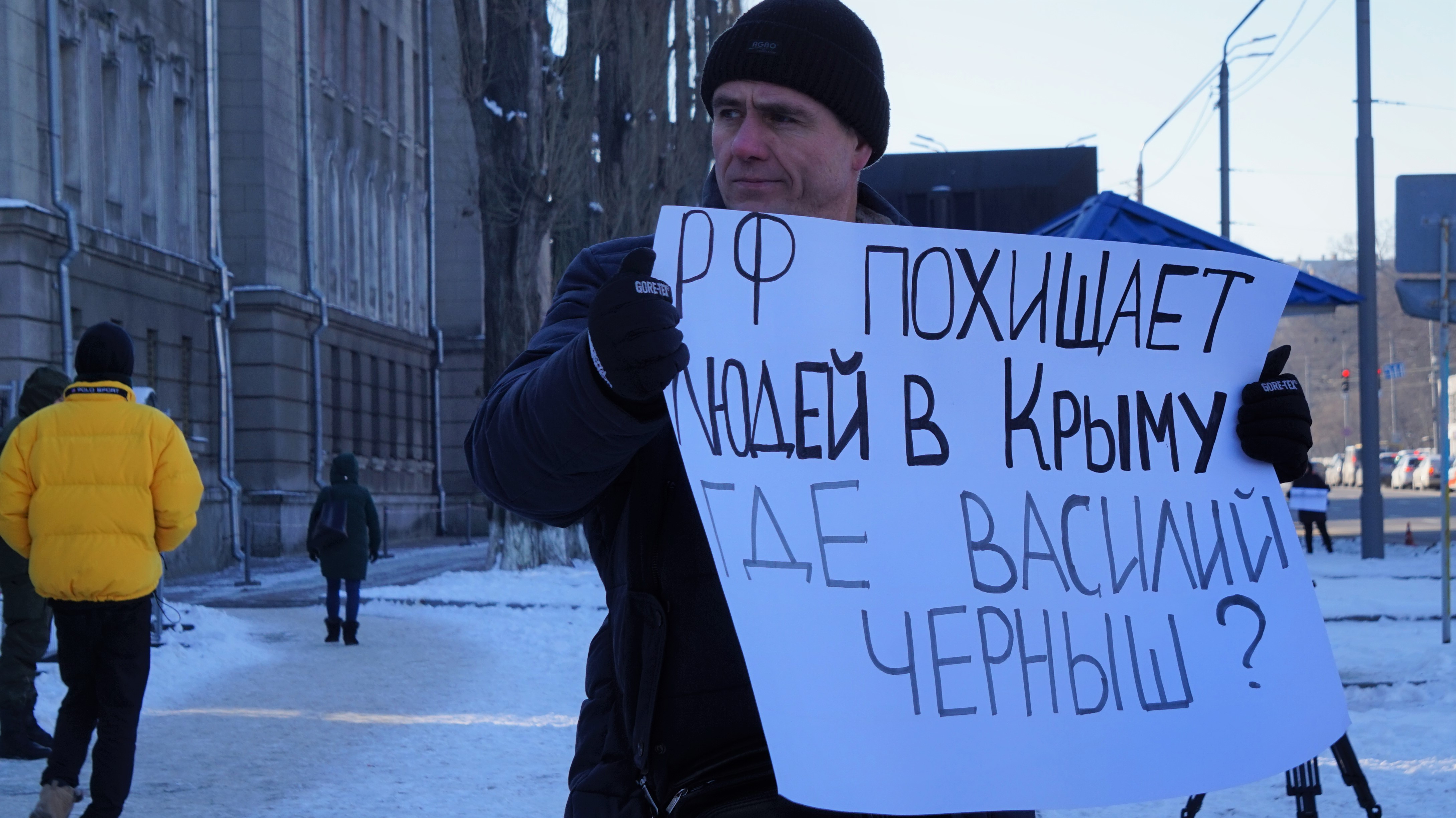 Знайдіть зниклих кримчан: під посольством Росії в Києві відбулися одиночні пікети (ФОТОРЕПОРТАЖ)
