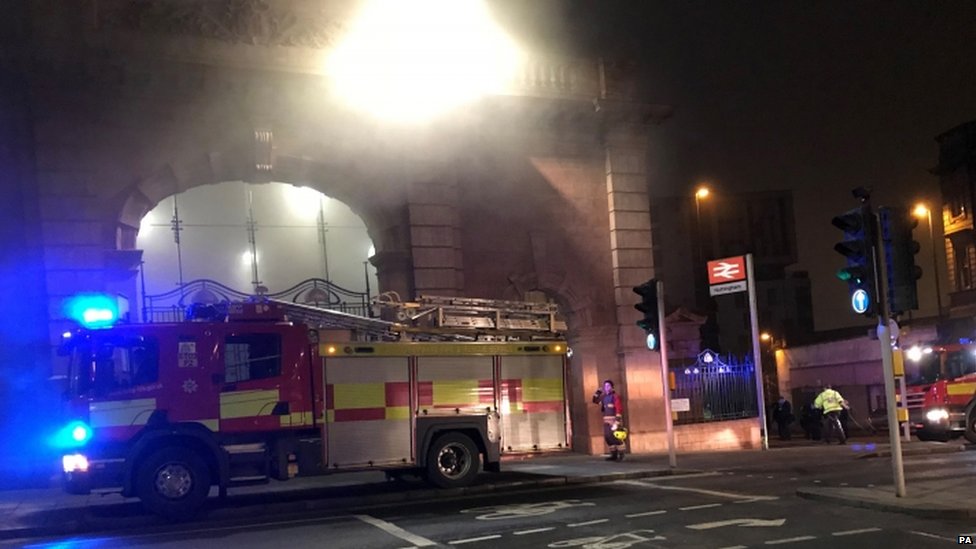 На вокзалі в центрі Ноттінгема вирує пожежа: усіх людей евакуювали (ФОТО, ВІДЕО)
