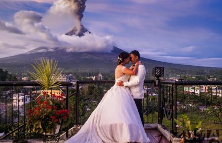 Вулканічне весілля: пара на Філіппінах одружувалася під вибухи вулкану (ФОТО, ВІДЕО)